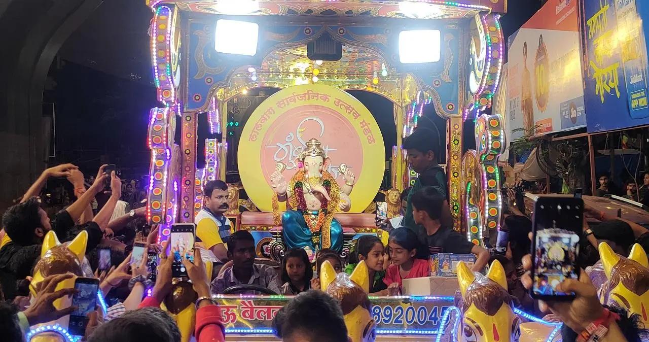 Just a few lanes away from the Lalbaugcha Raja is another popular Ganpati pandal: Mumbaicha Raja in Ganesh Galli. Founded in 1928, this crowd-puller pandal will be celebrating it 97th Ganeshotsav this year
 